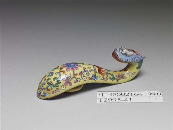 粉彩黃地龍首帶鈎