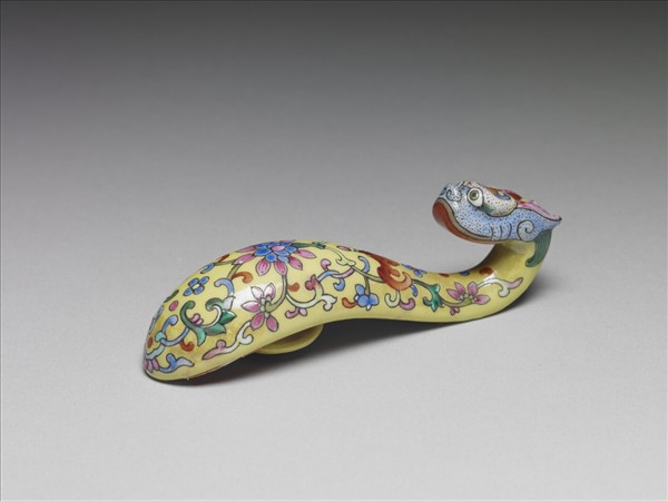 粉彩黃地龍首帶鈎