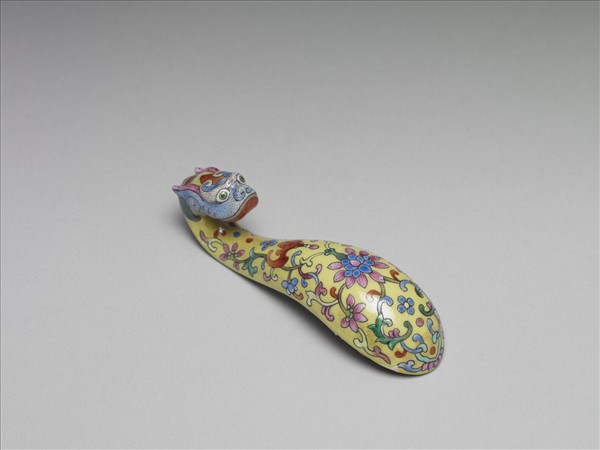 粉彩黃地龍首帶鈎