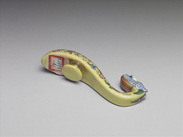 粉彩黃地龍首帶鈎