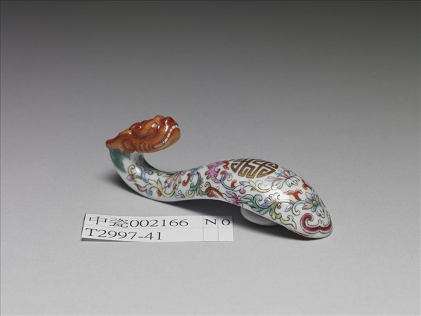 粉彩白地萬壽花卉紋帶鈎