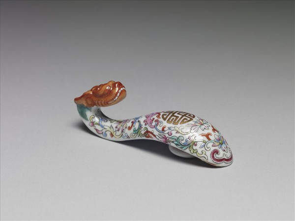 粉彩白地萬壽花卉紋帶鈎