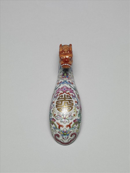 粉彩白地萬壽花卉紋帶鈎