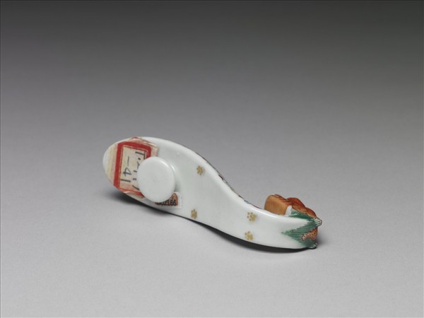 粉彩白地萬壽花卉紋帶鈎