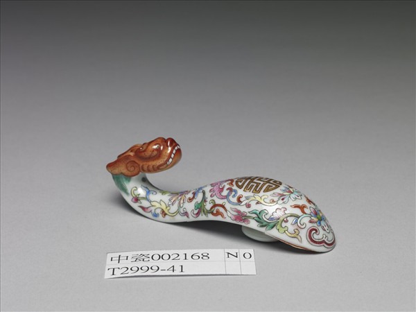 粉彩白地萬壽花卉紋帶鈎