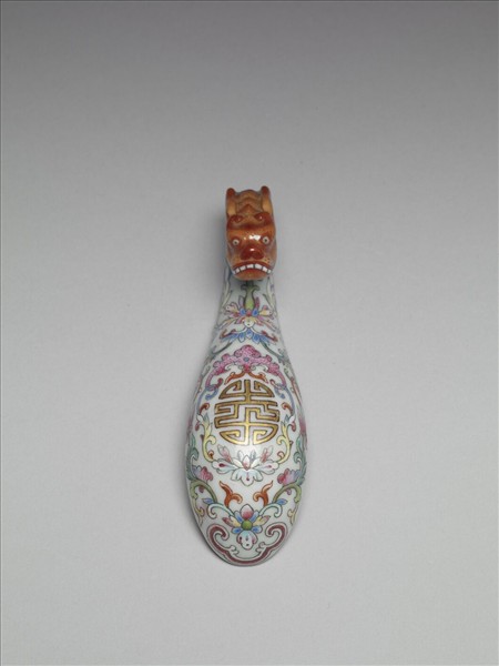 粉彩白地萬壽花卉紋帶鈎