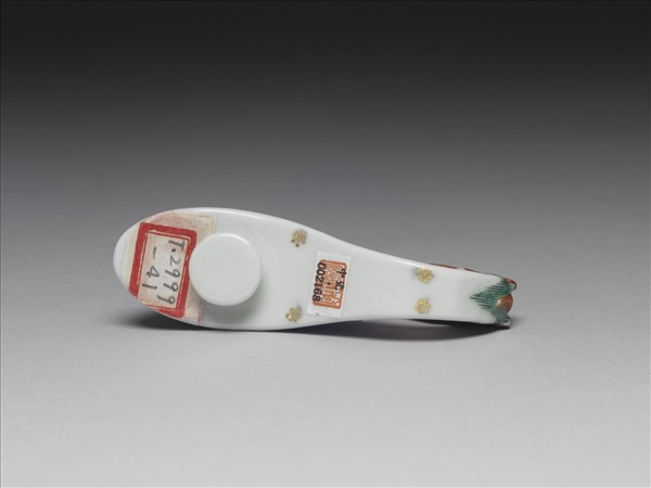 粉彩白地萬壽花卉紋帶鈎