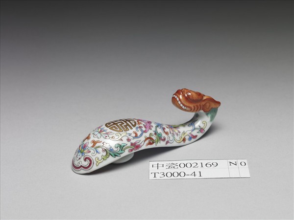 粉彩白地萬壽花卉紋帶鈎