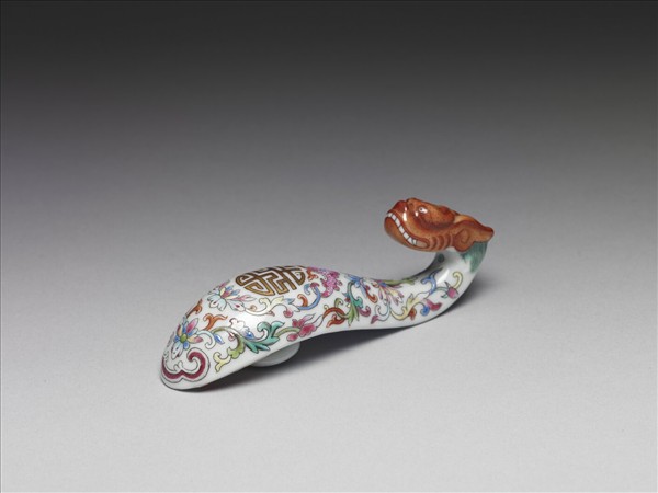 粉彩白地萬壽花卉紋帶鈎