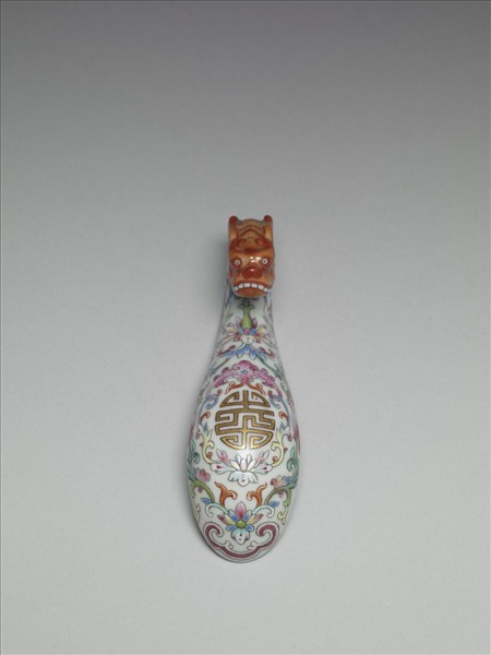 粉彩白地萬壽花卉紋帶鈎