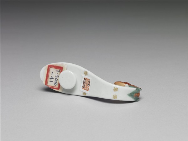 粉彩白地萬壽花卉紋帶鈎