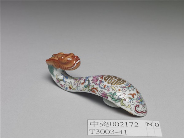 粉彩白地萬壽花卉紋帶鈎