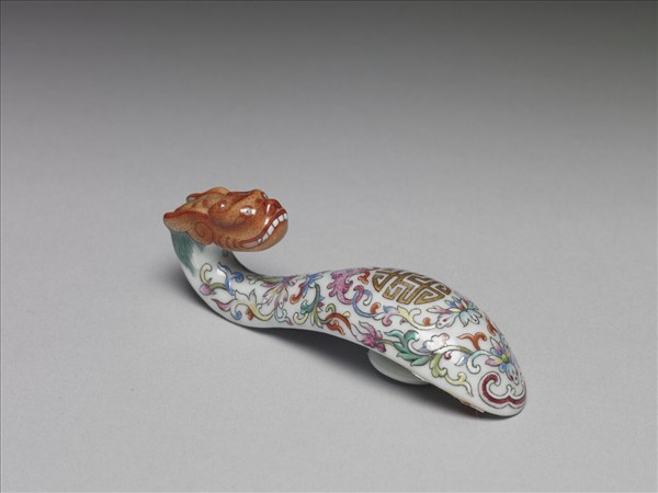 粉彩白地萬壽花卉紋帶鈎