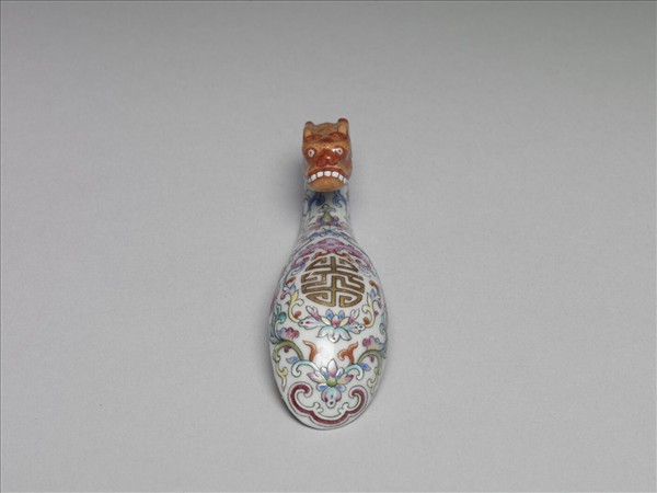 粉彩白地萬壽花卉紋帶鈎