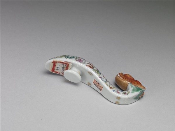 粉彩白地萬壽花卉紋帶鈎