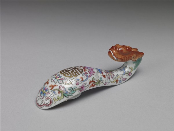 粉彩白地萬壽花卉紋帶鈎