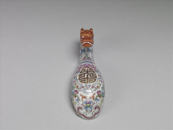 粉彩白地萬壽花卉紋帶鈎