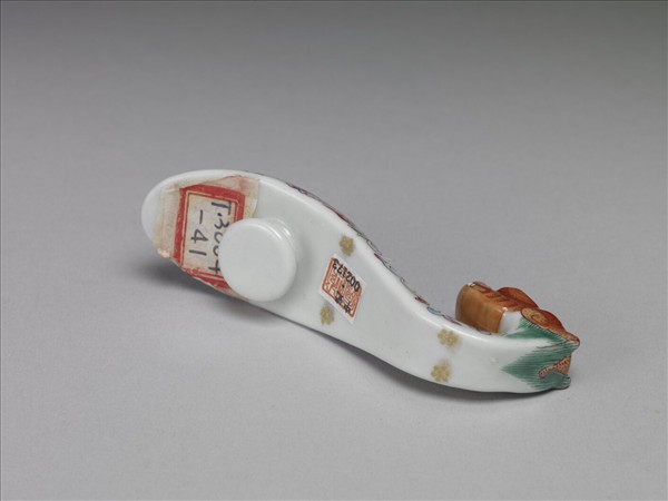 粉彩白地萬壽花卉紋帶鈎