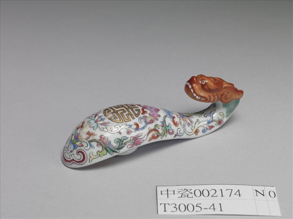 粉彩白地萬壽花卉紋帶鈎