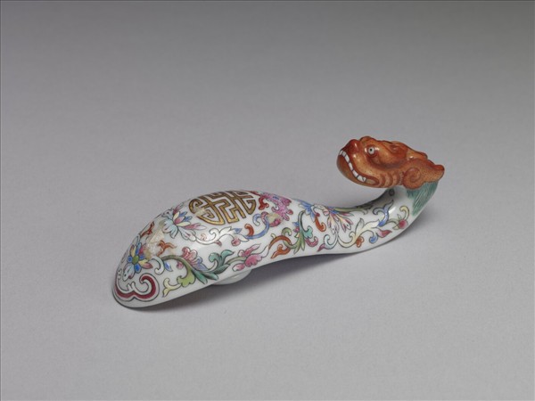 粉彩白地萬壽花卉紋帶鈎