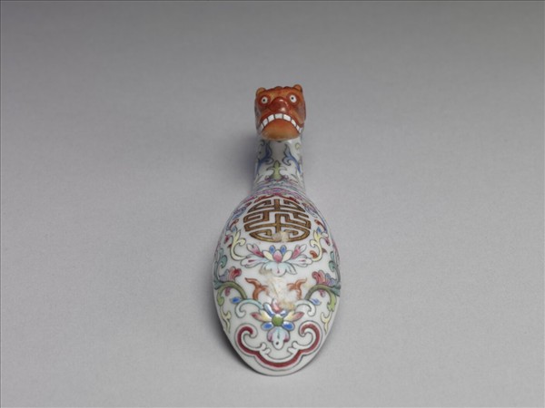 粉彩白地萬壽花卉紋帶鈎