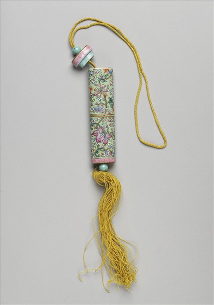 粉彩草綠地纏枝花卉紋牙籤筒