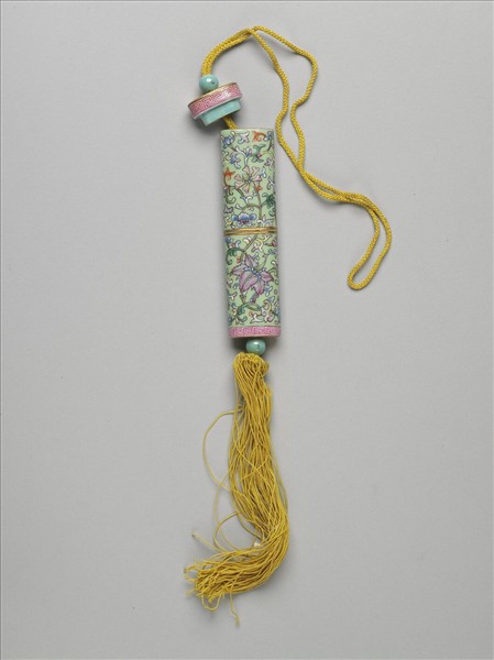 粉彩草綠地纏枝花卉紋牙籤筒