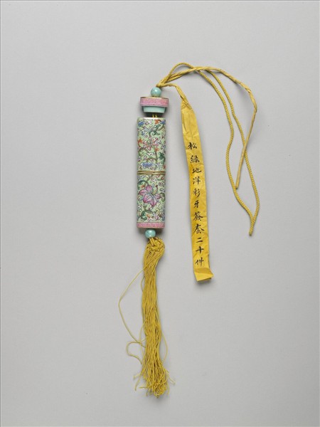 粉彩草綠地纏枝花卉紋牙籤筒
