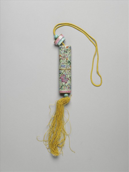 粉彩草綠地纏枝花卉紋牙籤筒