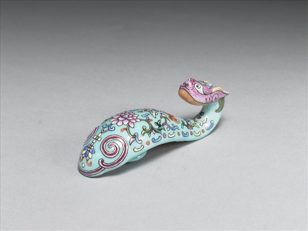 粉彩湖綠地福壽花卉紋龍首帶鈎