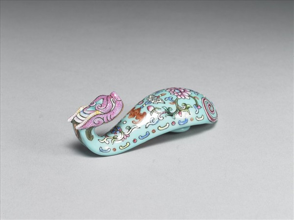 粉彩湖綠地福壽花卉紋龍首帶鈎