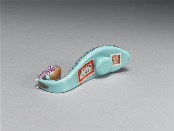 粉彩湖綠地福壽花卉紋龍首帶鈎