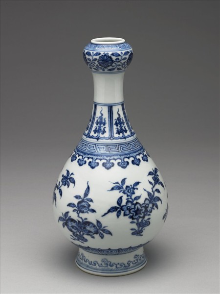 青花折枝花果紋蒜頭瓶
