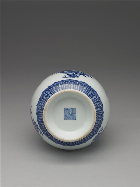 青花折枝花果紋蒜頭瓶