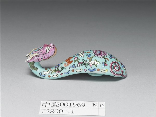 粉彩湖綠地福壽花卉紋龍首帶鈎