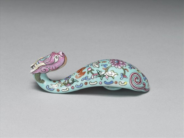 粉彩湖綠地福壽花卉紋龍首帶鈎