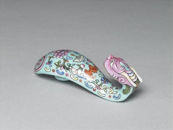 粉彩湖綠地福壽花卉紋龍首帶鈎