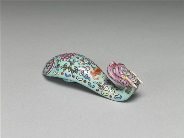粉彩湖綠地福壽花卉紋龍首帶鈎