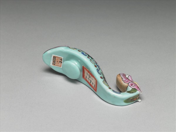 粉彩湖綠地福壽花卉紋龍首帶鈎