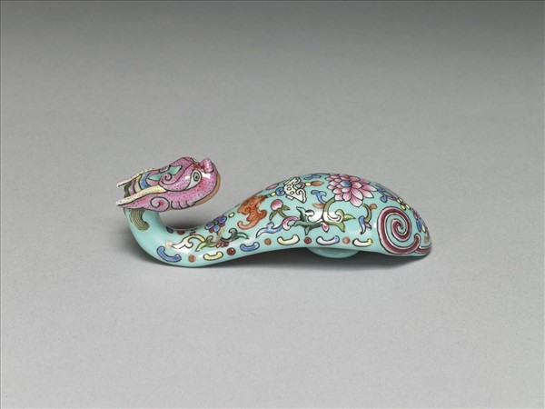 粉彩湖綠地福壽花卉紋龍首帶鈎