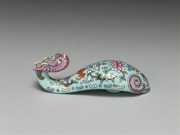 粉彩湖綠地福壽花卉紋龍首帶鈎