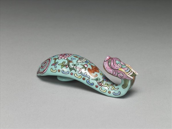 粉彩湖綠地福壽花卉紋龍首帶鈎
