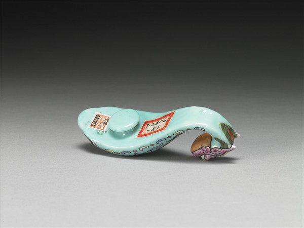 粉彩湖綠地福壽花卉紋龍首帶鈎