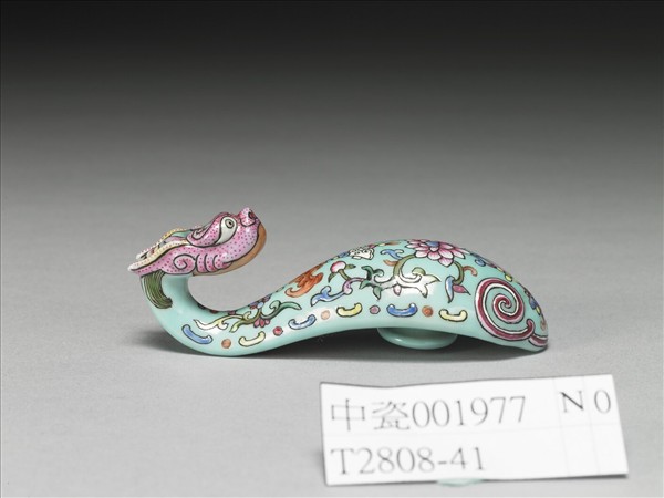 粉彩湖綠地福壽花卉紋龍首帶鈎
