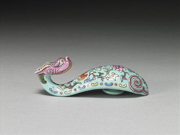 粉彩湖綠地福壽花卉紋龍首帶鈎