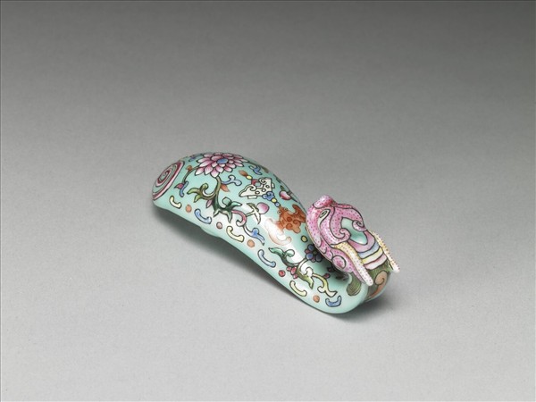 粉彩湖綠地福壽花卉紋龍首帶鈎