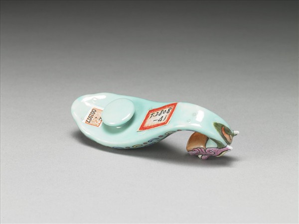 粉彩湖綠地福壽花卉紋龍首帶鈎