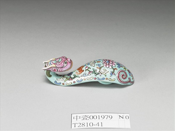 粉彩湖綠地福壽花卉紋龍首帶鈎