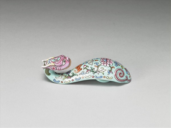 粉彩湖綠地福壽花卉紋龍首帶鈎