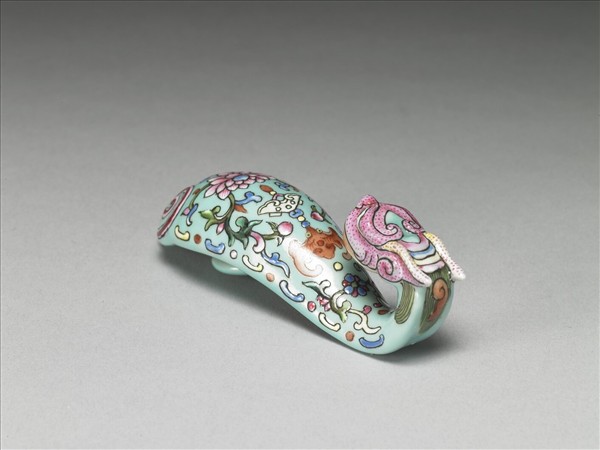 粉彩湖綠地福壽花卉紋龍首帶鈎